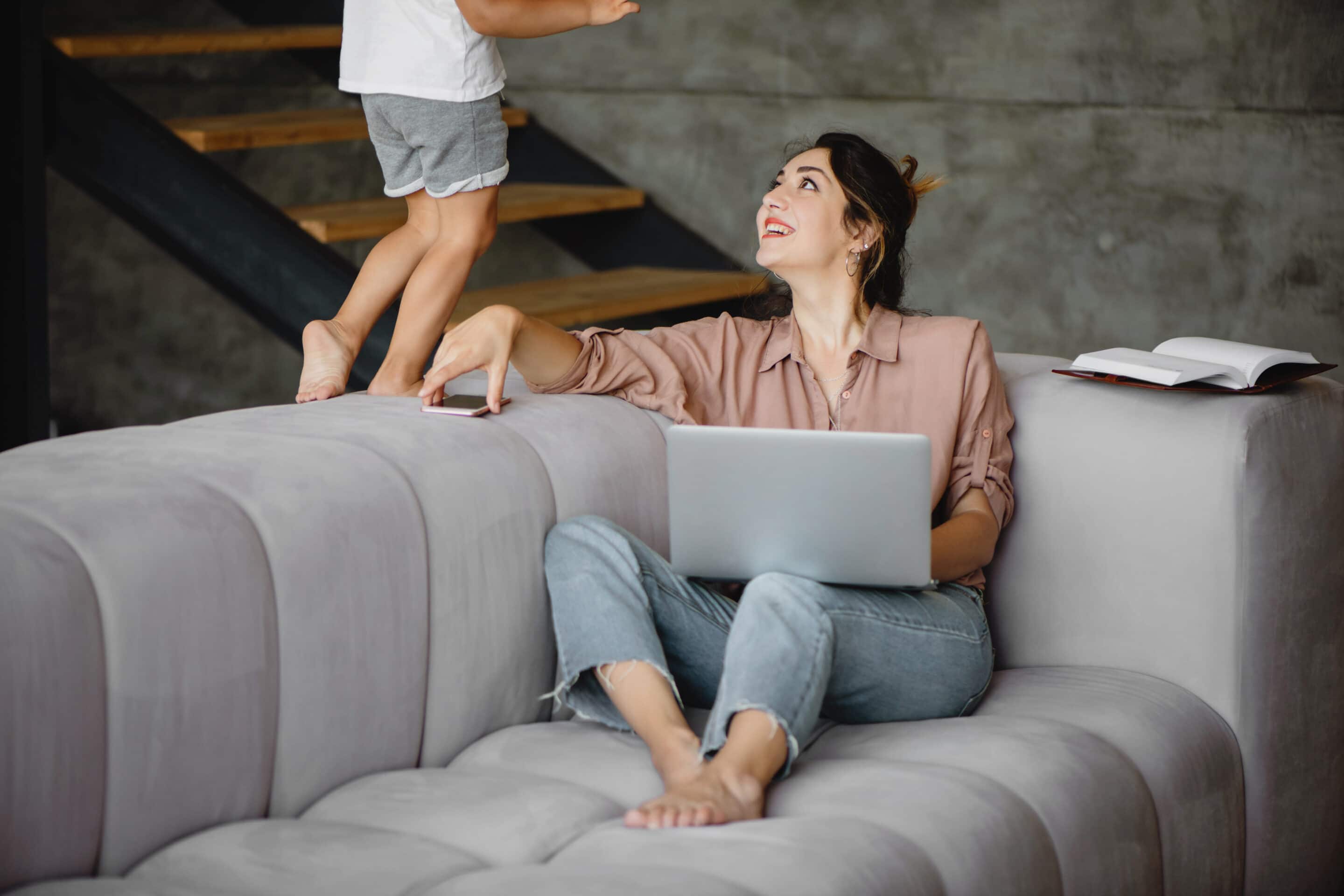 Maman et Assistante Virtuelle : C&rsquo;est compatible ?